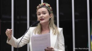 Deputada Zanata realiza ato pela revogação da vacina contra Covid em bebês