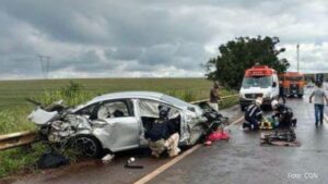 Menino de 12 anos morre durante violenta colisão entre carro e caminhão