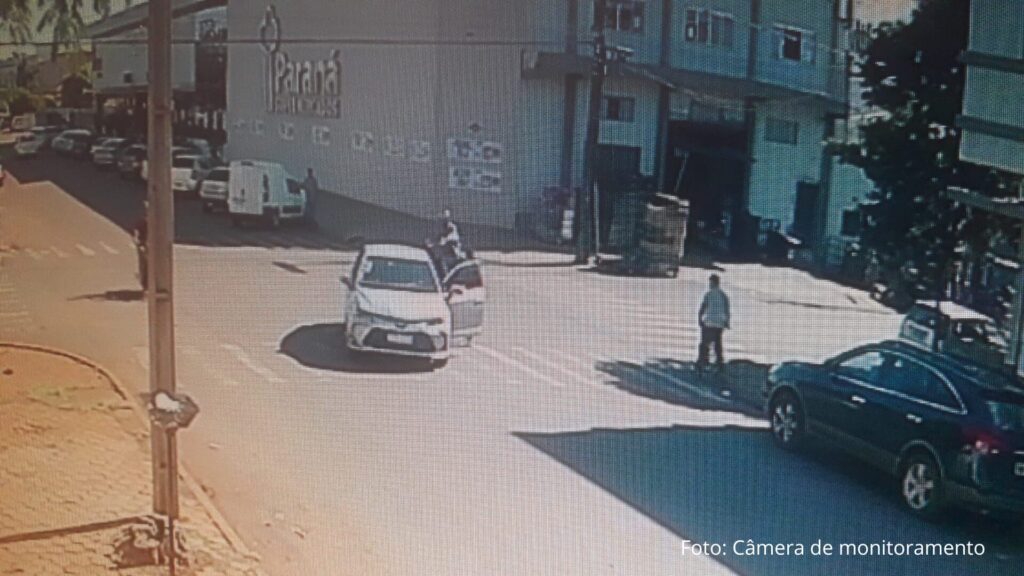 Após abarroamento lateral envolvendo carro x motocicleta, ‘piloto’ arranca e foge do local