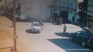 Após abarroamento lateral envolvendo carro x motocicleta, ‘piloto’ arranca e foge do local