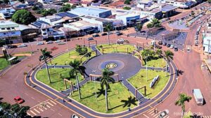 Praça dos Pioneiros: dificuldades enfrentadas por quem tenta atravessar na faixa e estacionamento caótico na Tupãssi
