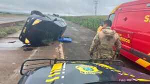 Imagens de veículo em fuga da PRF capotando na BR-163 no Paraná