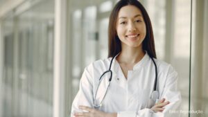 Dos 300 cursos de medicina no país, apenas 6 alcançaram nota máxima do MEC