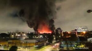 Incêndio provoca correria, mobiliza Corpo de Bombeiros e causa estragos na PUC-PR (Vídeo)