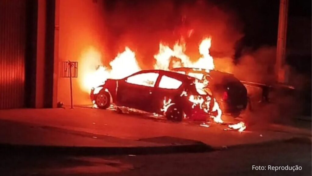Três carros são destruídos pelo fogo em frente a oficina no Norte do Paraná