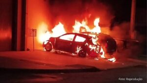 Três carros são destruídos pelo fogo em frente a oficina no Norte do Paraná