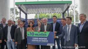 Estado vai distribuir 1.200 novos abrigos para pontos de ônibus em 30 cidades paranaenses