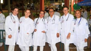 Integrantes do 1º curso da área de enfermagem do Colégio Chatô realizam ação na Praça dos Pioneiros