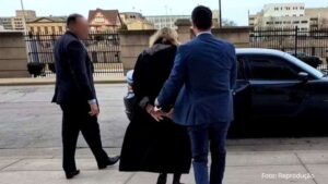 Juíza presa pelo FBI por interferir nos planos de deportação de Trump é punida por Corte americana