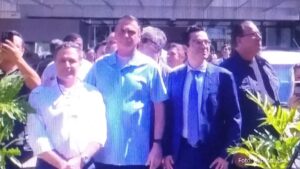 Bolsonaro ganha alta e é recebido por grupo de apoiadores fora do hospital