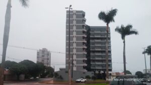 Manhã de segunda-feira começa gelada e chuvosa no Paraná