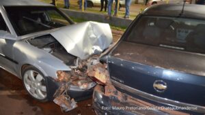 Condutor perde o controle da direção e atinge veículo estacionado no centro de Assis Chateaubriand (Vídeo)