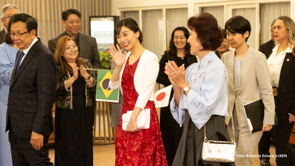 Princesa Kako de Akishino exalta memória dos imigrantes japoneses em visita a Maringá