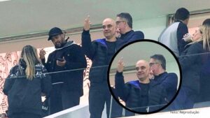 Moraes é vaiado em estadio e mostra o de para torcida em  Corinthians x Palmeiras