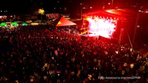 Palotinenses encaram o frio e lotam show de Eduardo Costa no Lago Municipal