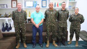 Prefeito em exercício recebe visita de militares do TG 05-015