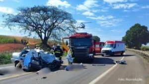 Colisão frontal deixa três pessoas da mesma família mortas