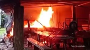 Após se recusar a emprestar o carro, idoso de 80 tem o veículo incendiado