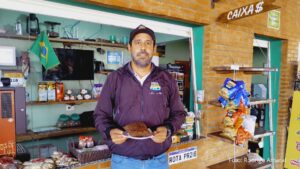 Pastel com massa de café, estrada boa e natureza atraem motociclistas para Angra Doce