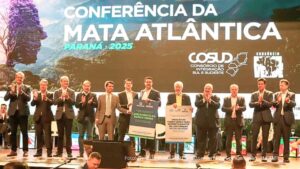 Ao lado governador Ratinho Junior e de prefeitos do Paraná, presidente da AMP, Micheletto, participa da Conferência da Mata Atlântica