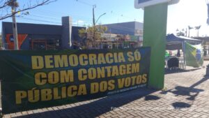 Três paranaenses percorrem o Brasil colhendo assinaturas pela Contagem Pública de Votos (Vídeo)