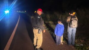 Policiais rodoviários resgatam crianças que caminhavam sozinhas em rodovia durante a madrugada