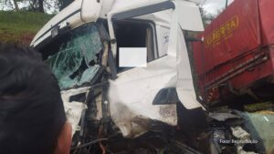 Acidente com caminhões deixa um morto e três feridos, entre eles, um brasileiro, no Paraguai.