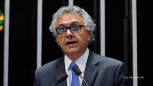 Em meio a turbulência no Brasil, Ronaldo Caiado curti festa de aniversário de esposa de ministro