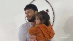 Identificado o homem que chega sob forte aparato policial e algemado para o velório da avó (Vídeo)