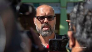 Exilado, jornalista Allan dos Santos detona Moraes em audiência online na Câmara dos Deputados B(Vídeo)