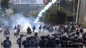 População do Nepal coloca fogo em ministério após regulação da internet e corrupção do governo comunista no país