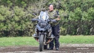 Motociclista morre após ser atingida por galho durante tempestade no Paraná