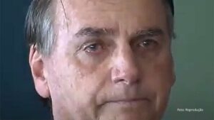 Bolsonaro passa mal e médico é chamado às pressas: Carlos Bolsonaro pede orações para o pai