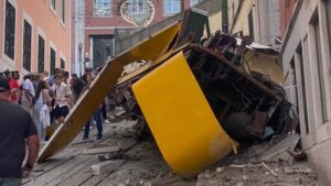 Acidente com bondinho em Lisboa deixa 15 mortos e vários feridos (Vídeo)