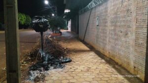 Fogo misterioso em ‘toco’ em calçada ao lado de depósito de gás gera desconforto em Assis Chateaubriand 