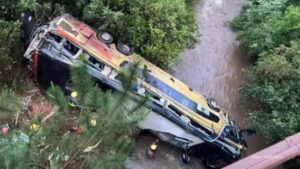 Colisão entre ônibus e carro deixa vários mortos e feridos na Argentina (Vídeo)