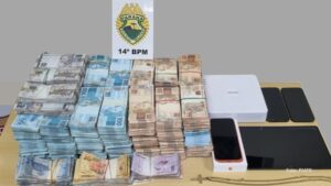PMPR e PF apreendem R$ 1,2 milhão em casa vazia em Foz do Iguaçu