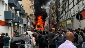 Ônibus de turismo, desgovernado, com 57 estudantes, pega fogo após colisão no centro de PA (Vídeo)