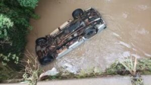 Idoso morre após camionete cair de ponte no interior do PR (Vídeo)