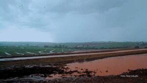 Frente fria e sistema de baixa pressão deixam a semana chuvosa no Paraná