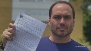 Militantes de esquerda do MTST vão até a residência de Carlos Bolsonaro e Polícia é acionada