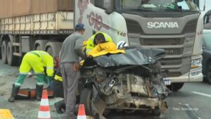 Milagre! Veículo é prensado contra carreta em engavetamento e casal de idosos sobrevive no PR (Vídeo)
