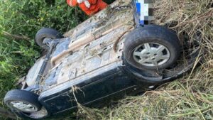 Ao lado dos pais mortos em acidente, criança de 5 anos sobrevive por vários dias (Vídeo)