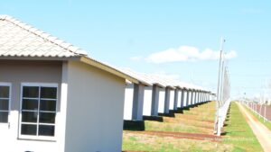 Há uma semana de completar 22 anos e prestes a dar à luz, junto do marido, jovem consegue sua primeira casa (Vídeo)