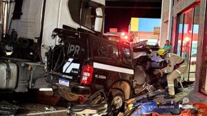 Viatura da PCPR colide violentamente contra carreta no centro de Coronel Vivida no PR (Vídeo)