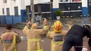 De joelhos, bombeiros agradecem a ajuda do céu durante o combate ao incêndio em Salto del Guairá (Vídeo)