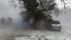 Tempestades de granizo atingem e deixam estragos em vários municípios de Santa Catarina (Vídeos)
