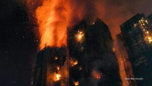 Incêndio em prédios de Hong Kong deixa dezenas de mortos (Vídeo)