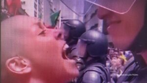 Com um leve sorriso no rosto e equilíbrio mental, policial coloca agressora em seu devido lugar (Vídeo)