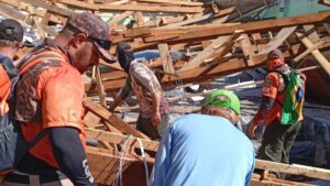 Mercendense transforma academia em ponto de arrecadação e vai às lágrimas ao arrecadar carreta e caminhões em doações (Vídeo)